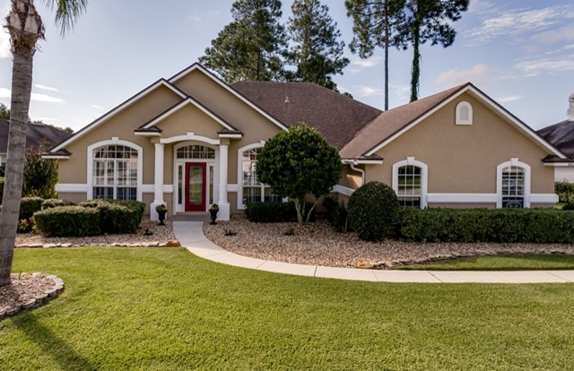 This is an example of a traditional home design in Jacksonville.