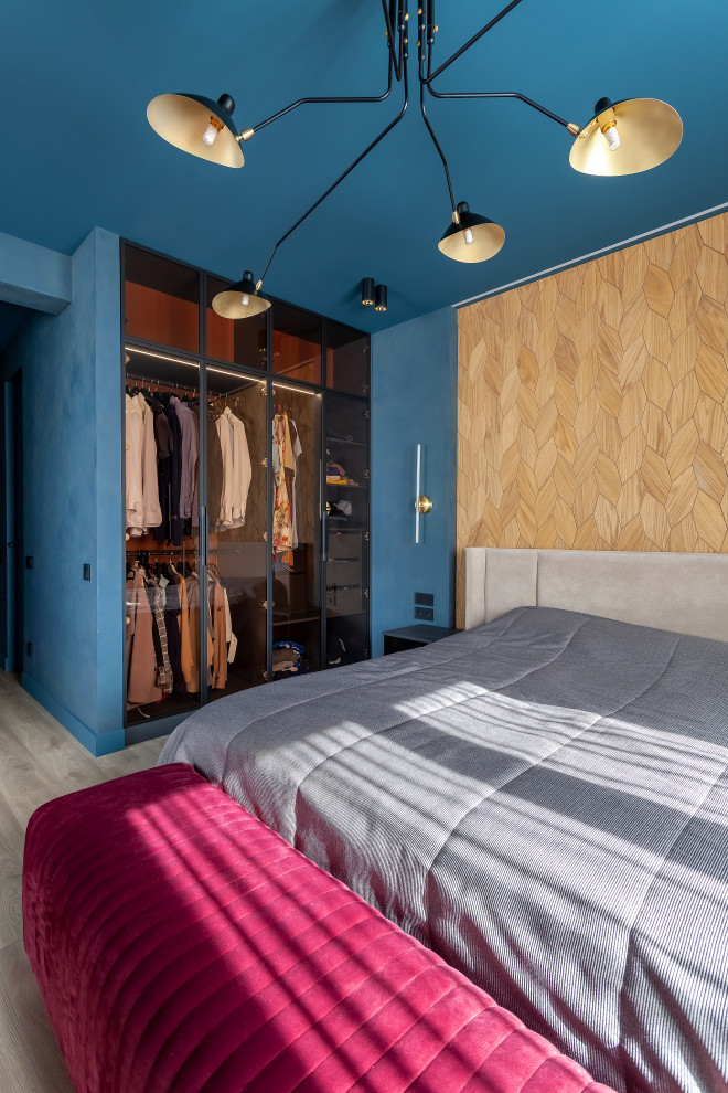 В изножье кровати изготовлен большой мягкий пуф