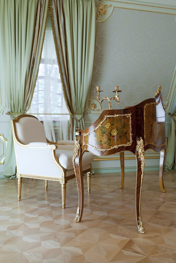 Спальня в мансарде загородного дома