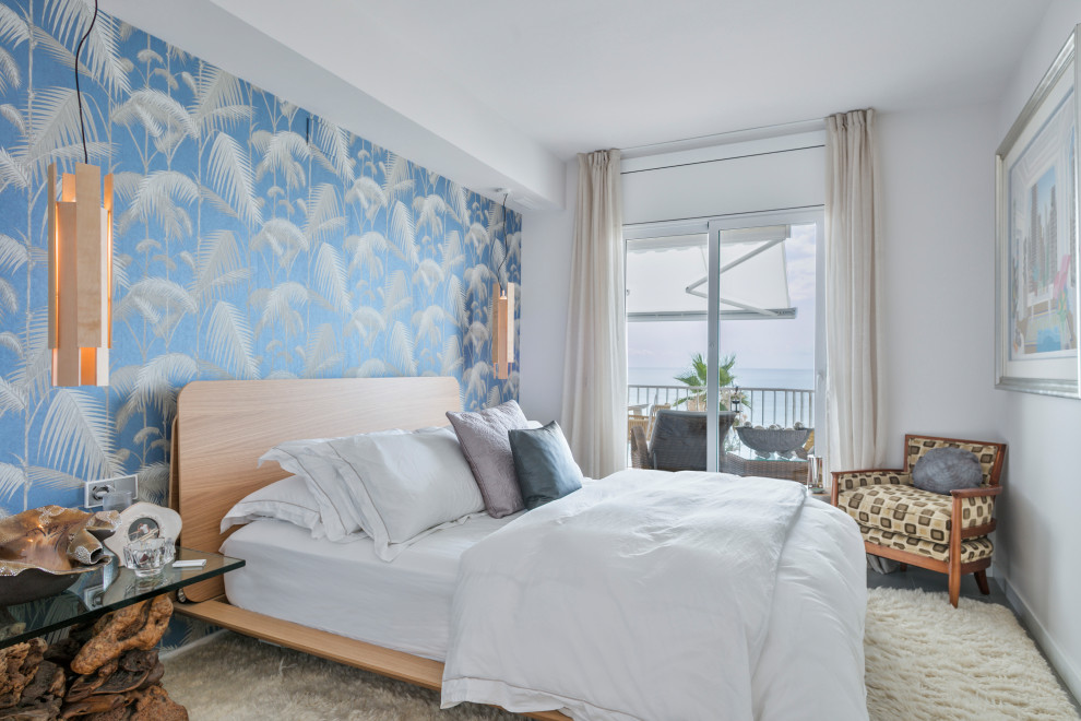 Foto de dormitorio principal costero de tamaño medio con paredes blancas, suelo de baldosas de porcelana y suelo gris
