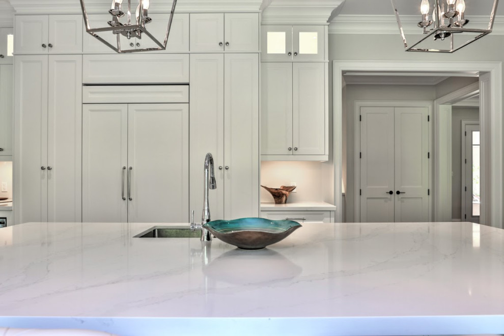 Inspiration for a transitional kitchen remodel in Toronto