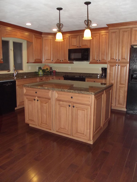 maple spice with mocha glaze cabinets and tropical tan granite
