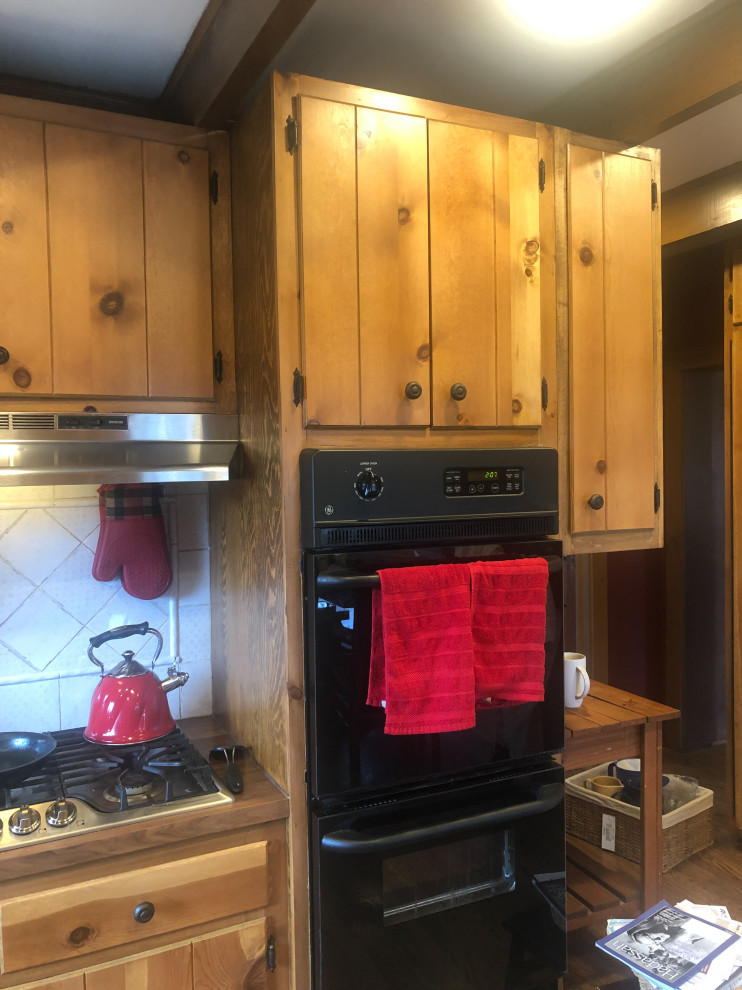 Mittelgroße Landhaus Wohnküche in U-Form mit hellbraunen Holzschränken, Küchenrückwand in Weiß und Rückwand aus Keramikfliesen in Chicago