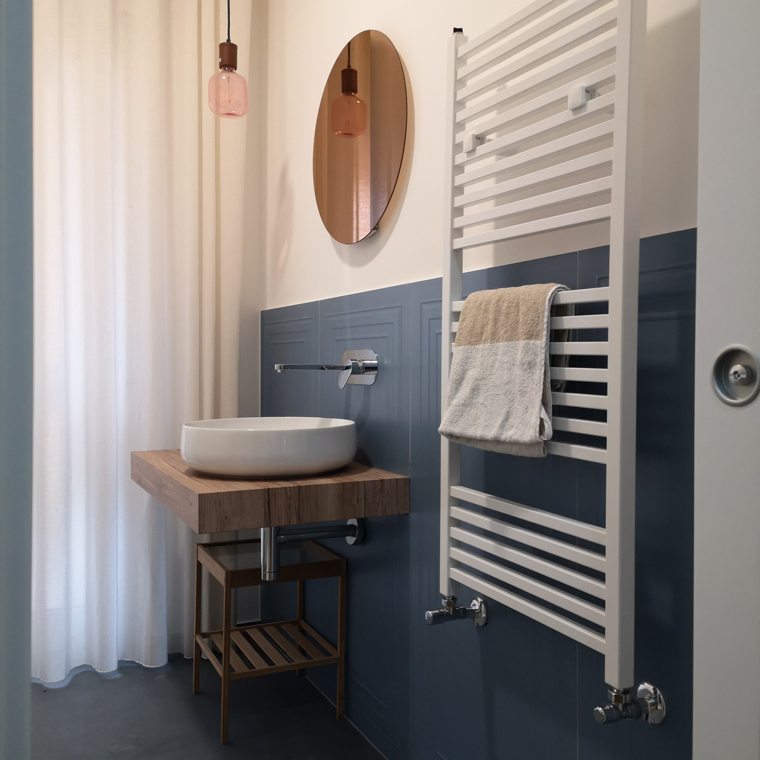 Example of a minimalist powder room design in Catania-Palermo