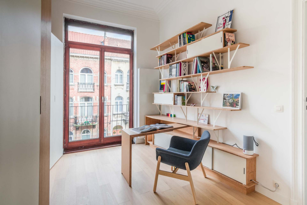 Mittelgroßes Modernes Lesezimmer ohne Kamin mit weißer Wandfarbe, hellem Holzboden, Einbau-Schreibtisch, beigem Boden und eingelassener Decke in Paris