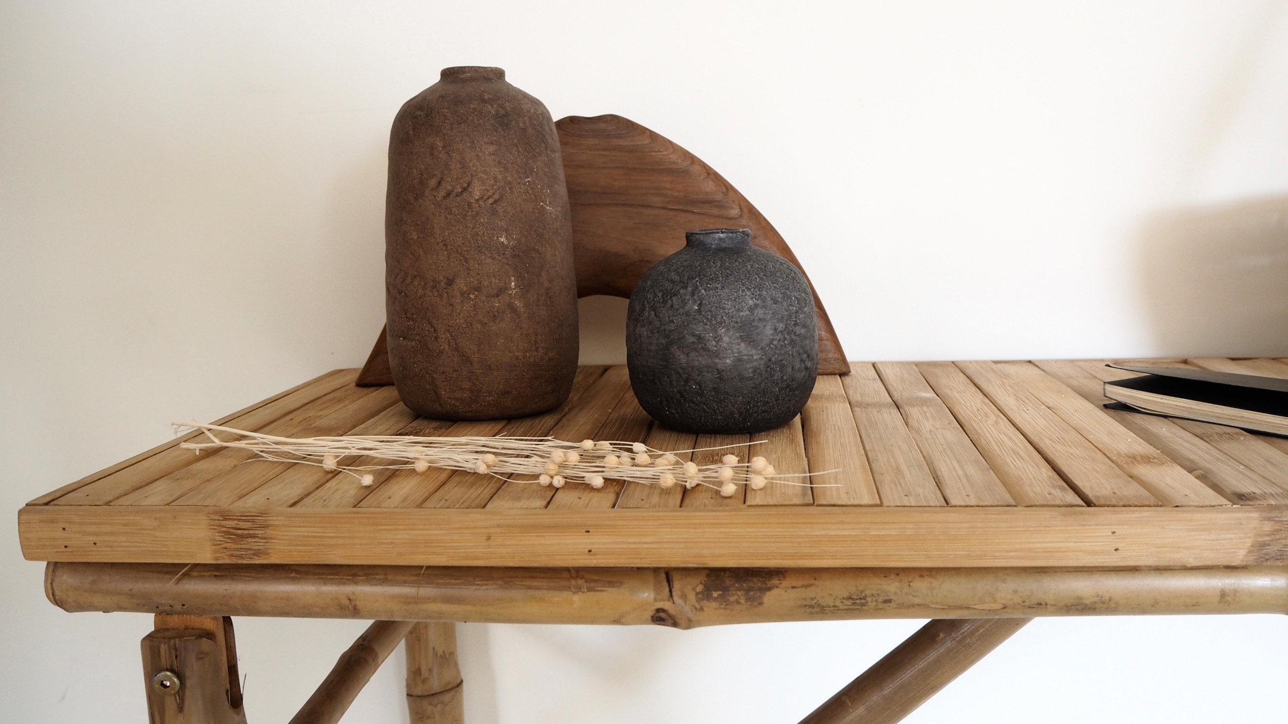 Détail des obejts Wabi-sabi sélectionnés pour une console en bambou sculpté à la main.