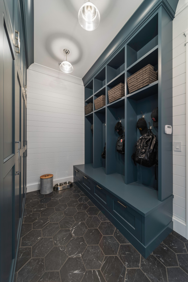 Ejemplo de armario y vestidor unisex de tamaño medio con suelo de baldosas de porcelana y suelo negro
