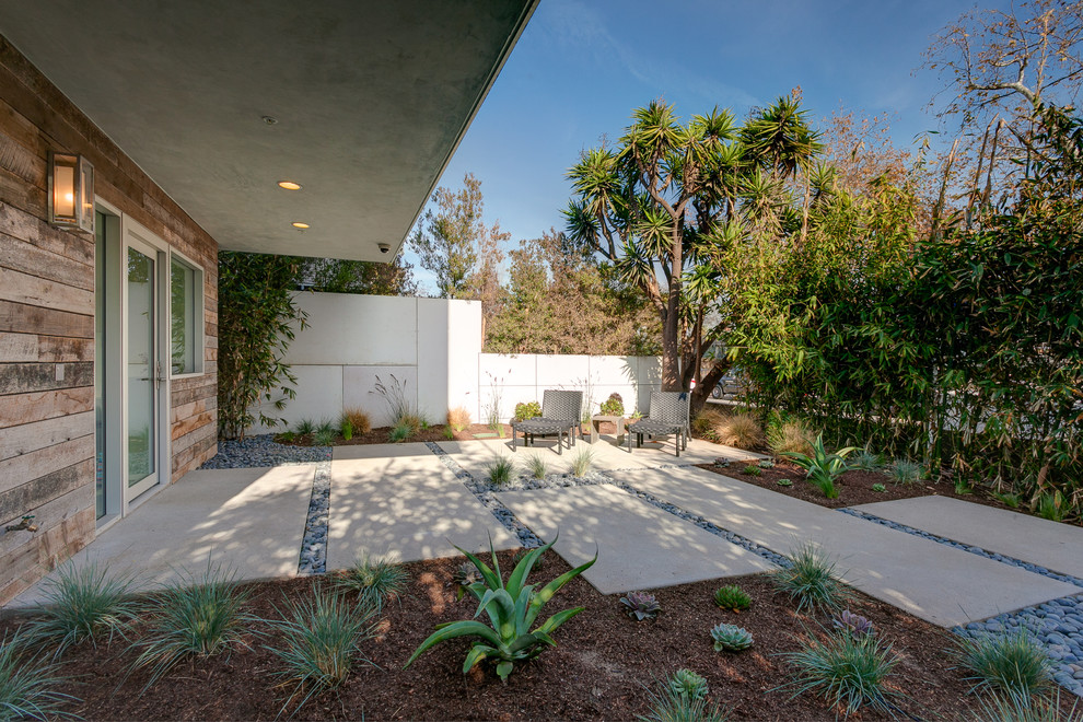 Inspiration for a contemporary garden in Los Angeles.