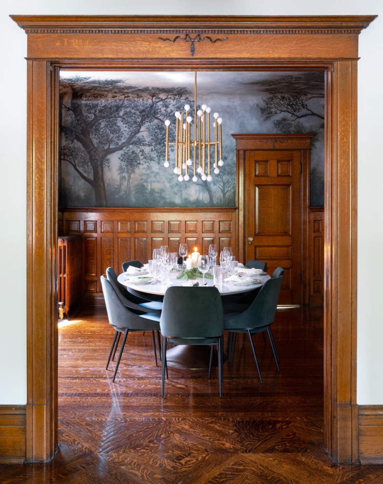 Inspiration pour une salle à manger traditionnelle fermée et de taille moyenne avec un mur multicolore, parquet foncé, une cheminée standard, un manteau de cheminée en bois et un sol marron.