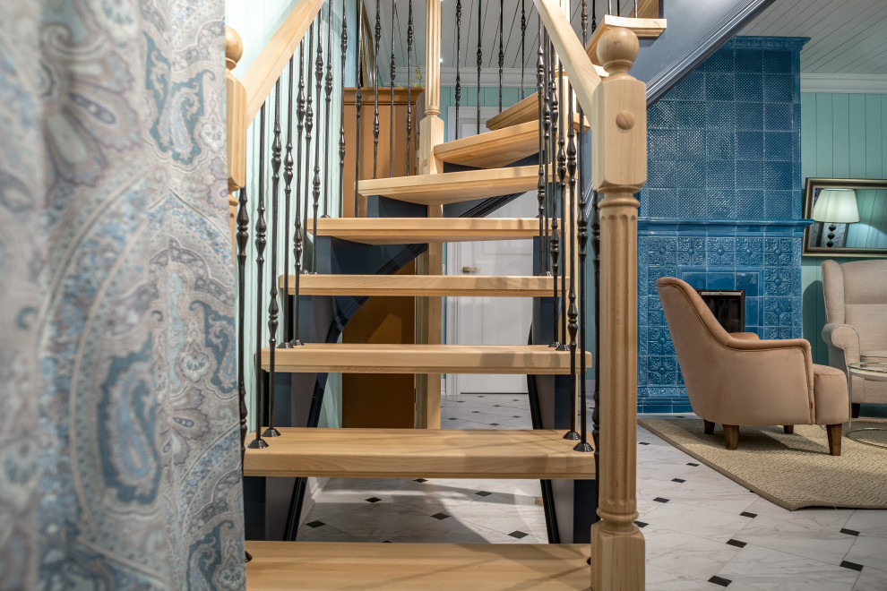 На фото: маленькая изогнутая лестница в средиземноморском стиле с деревянными ступенями и стенами из вагонки для на участке и в саду с