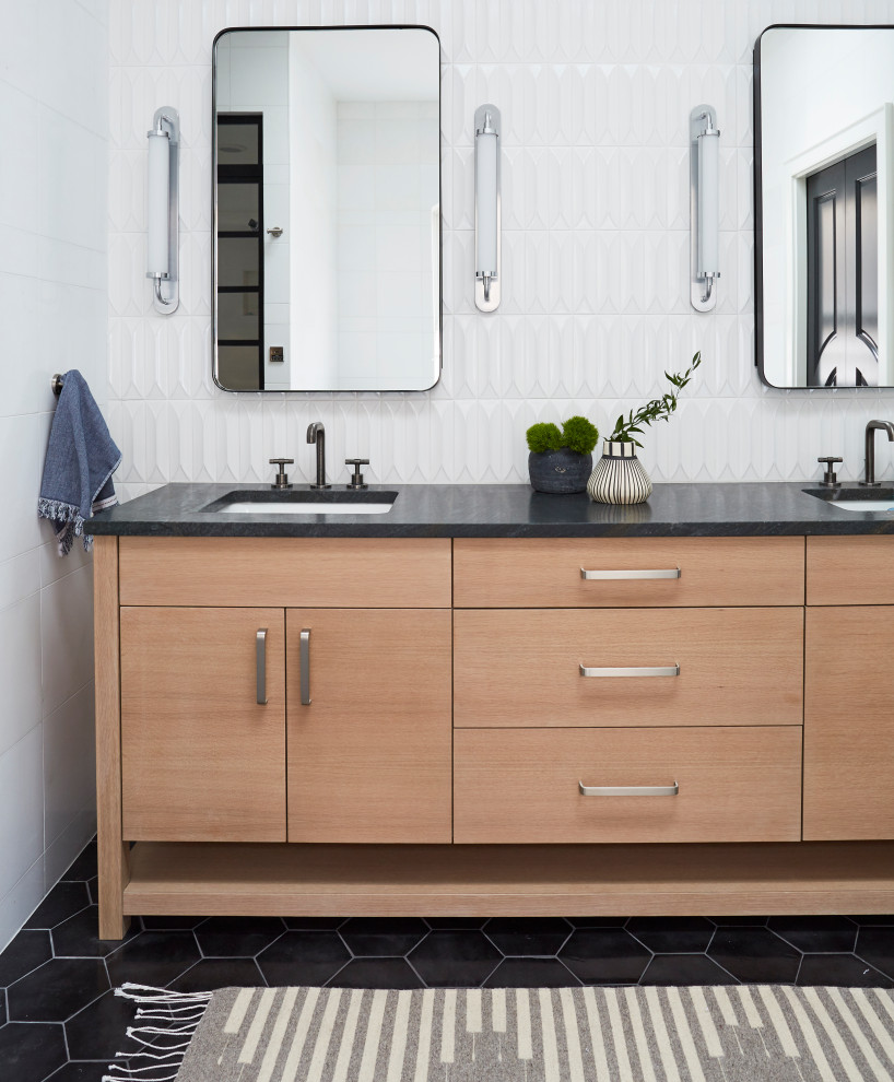 Example of a transitional bathroom design in Chicago