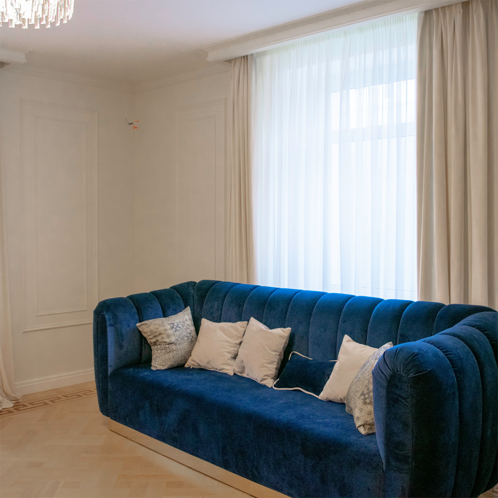 Дом в сосновом лесу - гостиная с камином