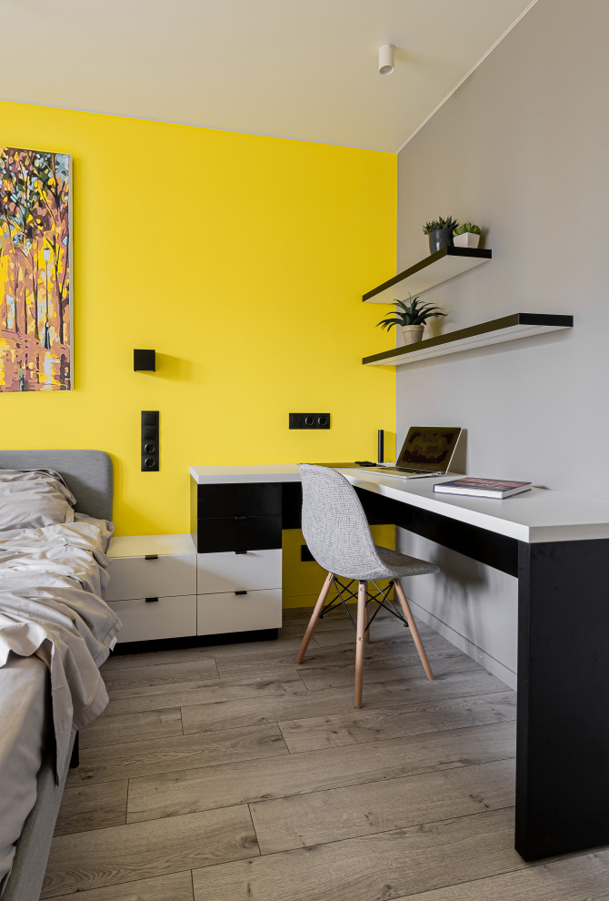 Идея дизайна: маленькая хозяйская, серо-белая спальня в современном стиле с желтыми стенами, полом из ламината, серым полом и рабочим местом без камина для на участке и в саду