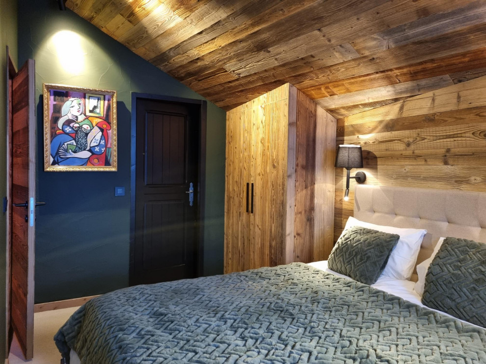 Exemple de chambre avec moquette in bois With moquette, un sol beige and un plafond en bois.