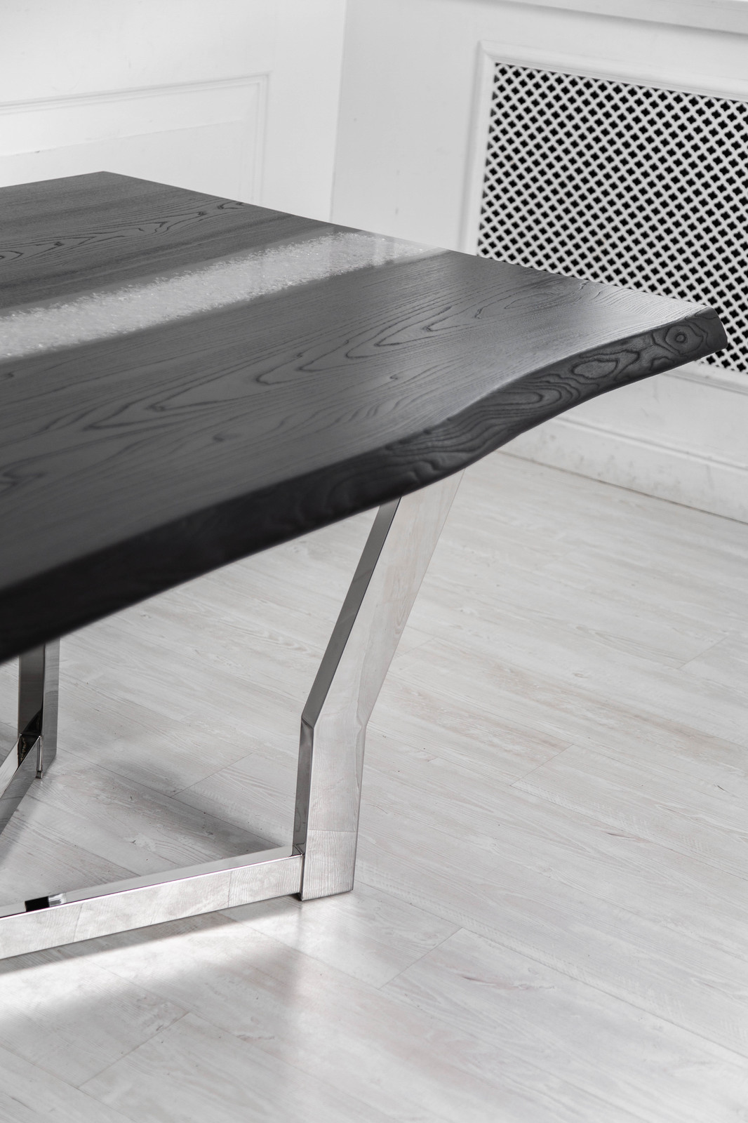 Стол-река из черного ясеня Black Diamond