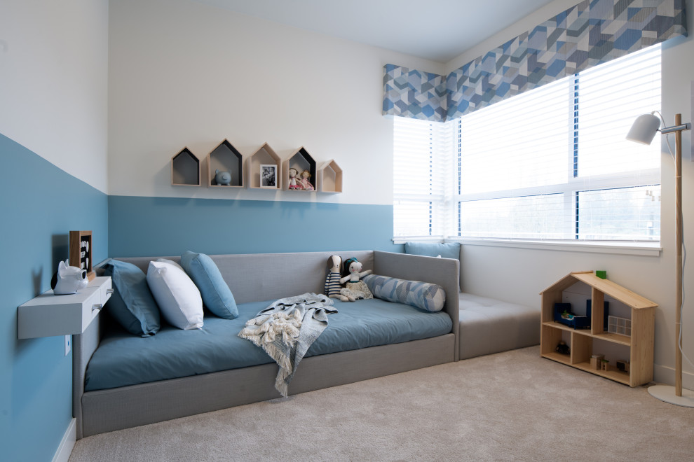 Ejemplo de dormitorio infantil de 4 a 10 años contemporáneo de tamaño medio con paredes azules, moqueta y suelo beige