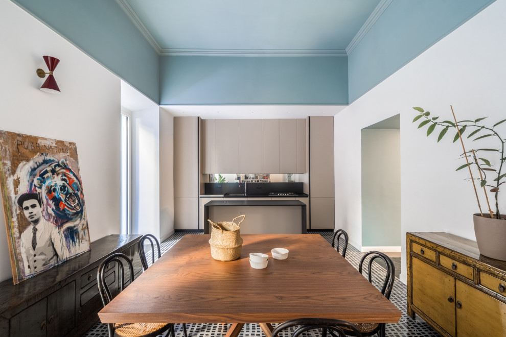 Immagine di una grande sala da pranzo aperta verso il soggiorno design con pareti blu e pavimento in gres porcellanato