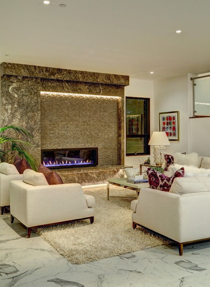 サンフランシスコにあるラグジュアリーな巨大なコンテンポラリースタイルのおしゃれなLDK (白い壁、磁器タイルの床、横長型暖炉、石材の暖炉まわり、内蔵型テレビ) の写真