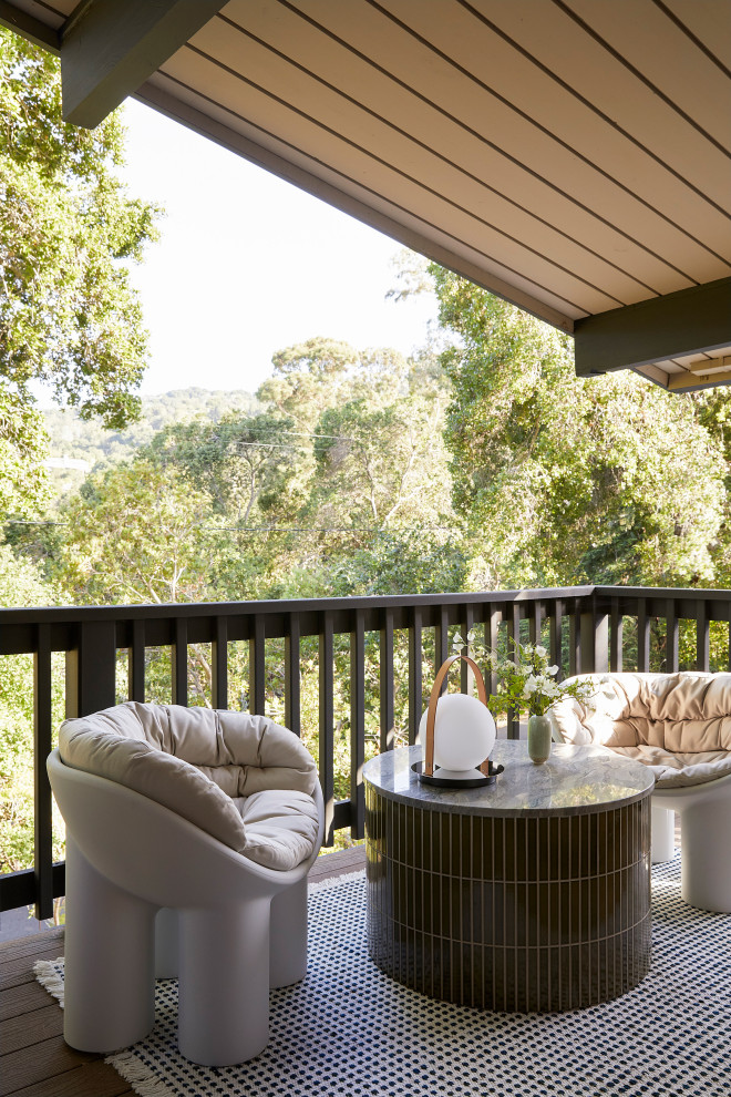 Источник вдохновения для домашнего уюта: маленький балкон и лоджия в стиле ретро с перегородкой для приватности, навесом и деревянными перилами для на участке и в саду