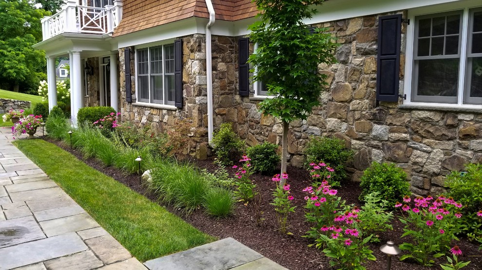 Large traditional front yard full sun garden in New York with mulch.