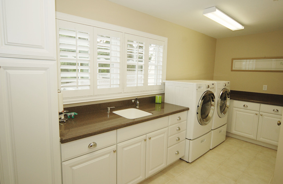 This is an example of a traditional laundry room in Tampa.