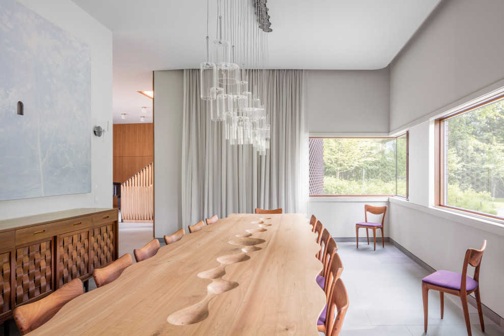 Ispirazione per una grande sala da pranzo moderna chiusa con pareti bianche, pavimento in pietra calcarea e pavimento blu