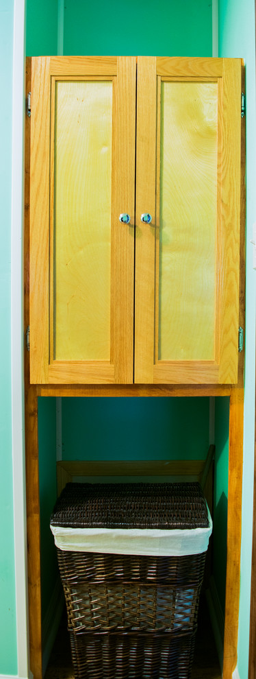 Cette photo montre une salle d'eau chic en bois brun de taille moyenne avec une douche à l'italienne, WC séparés, un mur bleu, un lavabo encastré, un sol marron et une cabine de douche avec un rideau.