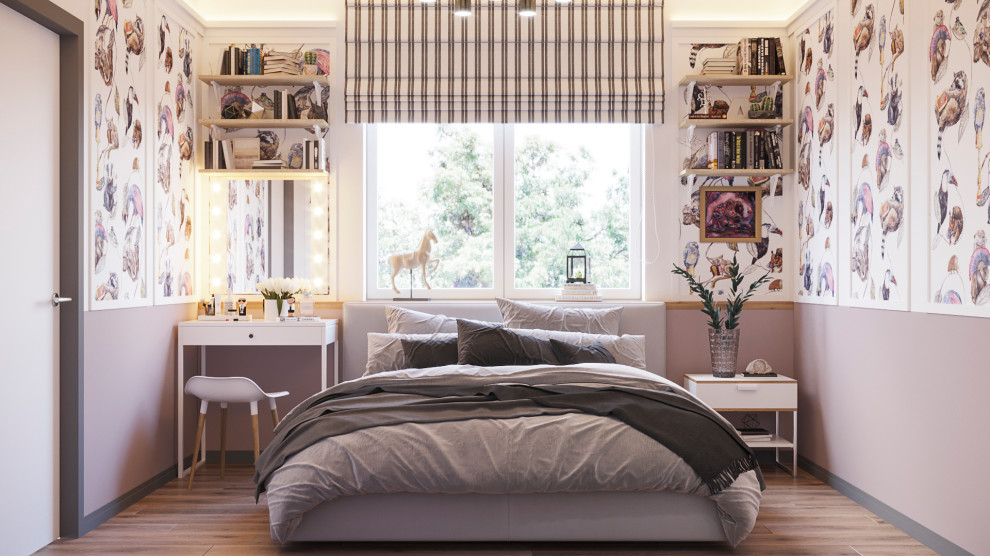 Изголовье кровати венчает окно во двор жилого комплекса