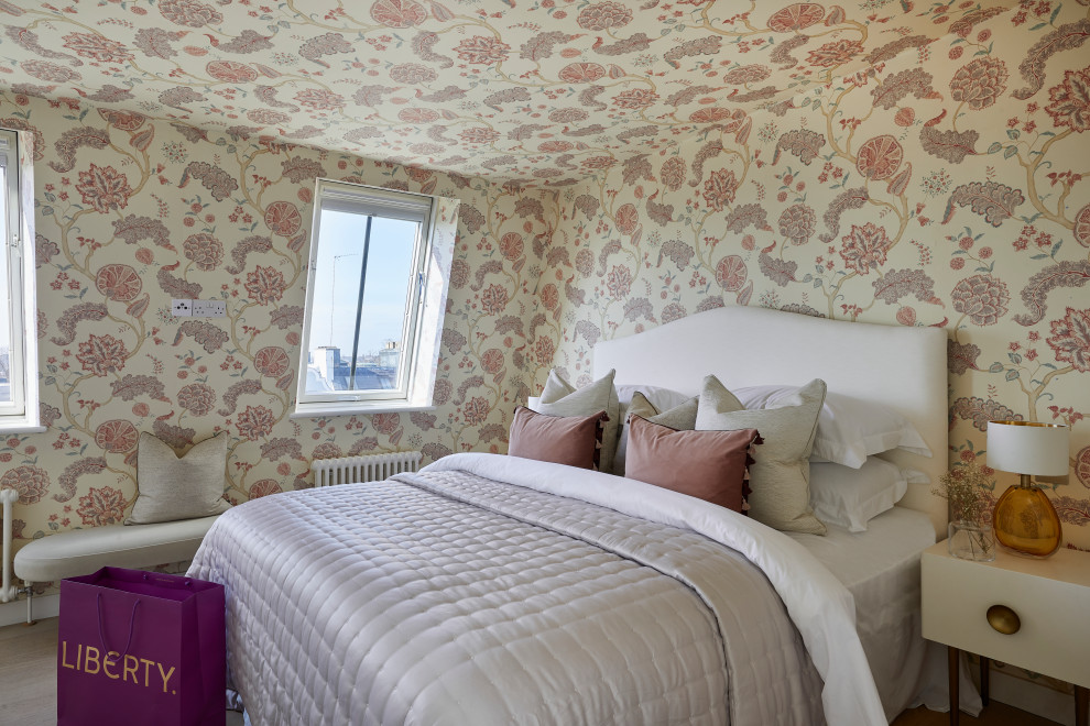 Пример оригинального дизайна: хозяйская спальня среднего размера в стиле фьюжн с розовыми стенами, потолком с обоями, обоями на стенах и акцентной стеной