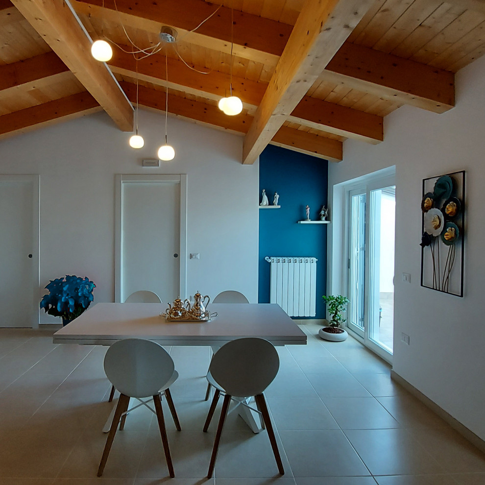 Ejemplo de salón tipo loft actual de tamaño medio con paredes azules, suelo de baldosas de porcelana, suelo blanco y madera