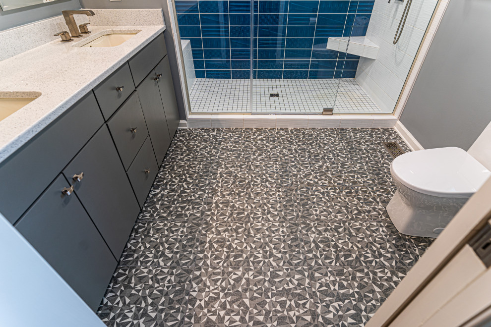 Idéer för att renovera ett funkis en-suite badrum, med släta luckor och grå skåp