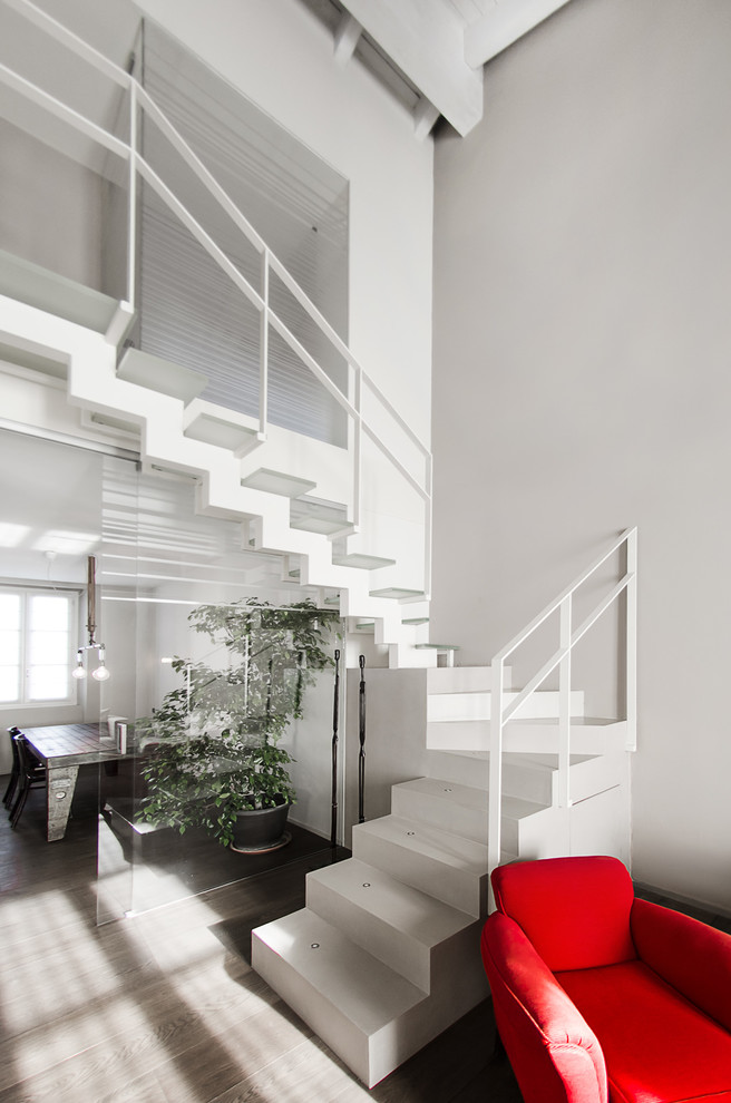 Mid-sized contemporary staircase in Milan.
