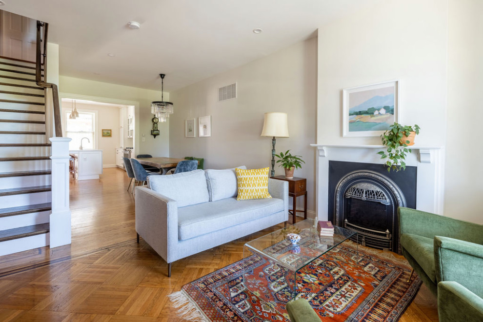 Offenes Rustikales Wohnzimmer mit weißer Wandfarbe, braunem Holzboden, Kamin und braunem Boden in Baltimore