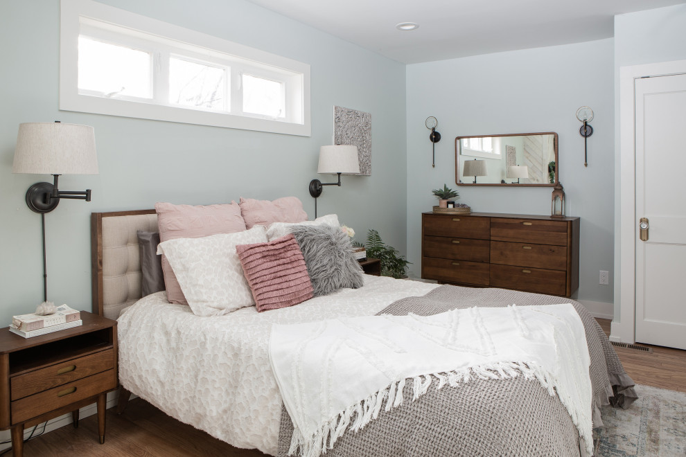 Идея дизайна: большая хозяйская спальня в стиле шебби-шик с синими стенами, светлым паркетным полом, стандартным камином, фасадом камина из дерева, бежевым полом, сводчатым потолком и деревянными стенами