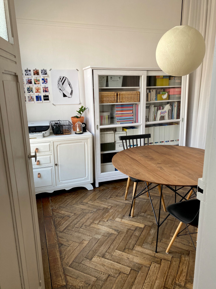 Salle à manger scandinave dans une maison bourgeoise