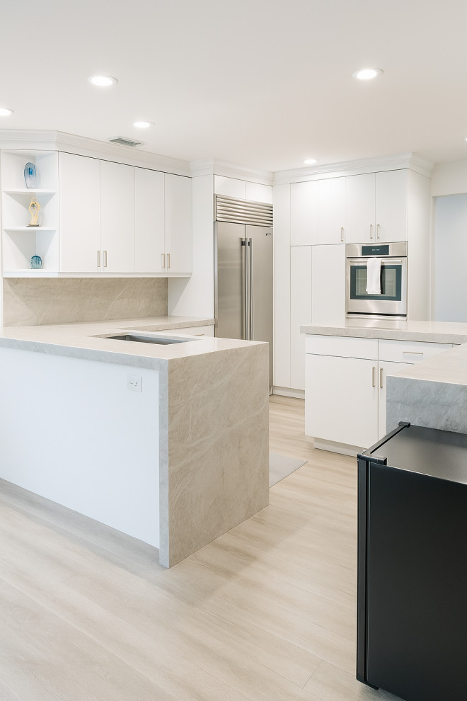 Kitchen - kitchen idea in Miami