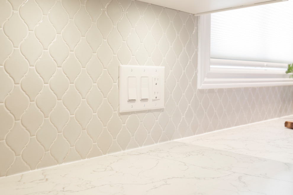 Example of a transitional home design design in Toronto