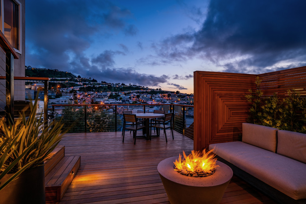 Photo of a small modern backyard deck in San Francisco with a fire feature.