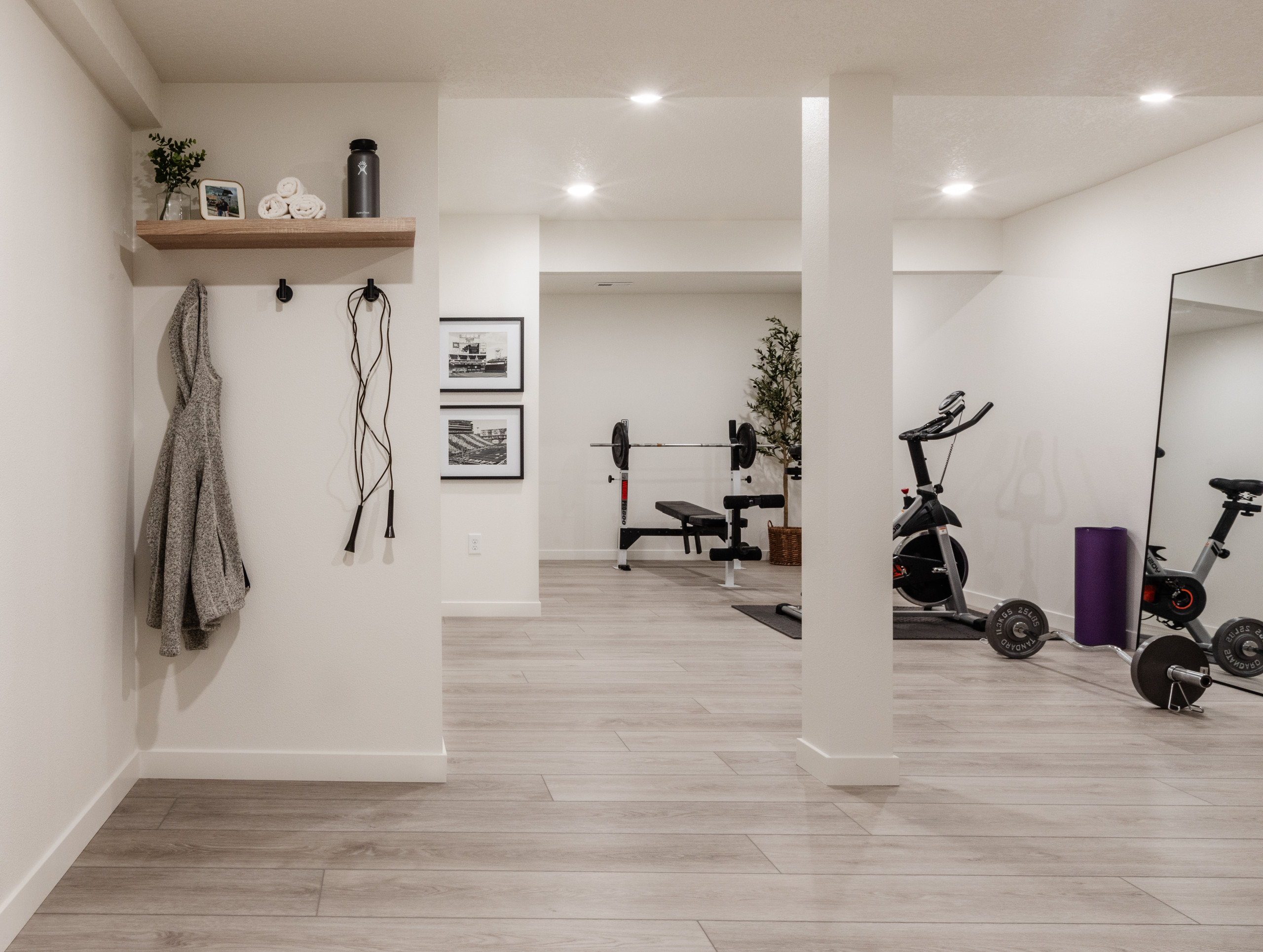 75 Beautiful Home Gym with Vinyl Flooring Ideas and Designs