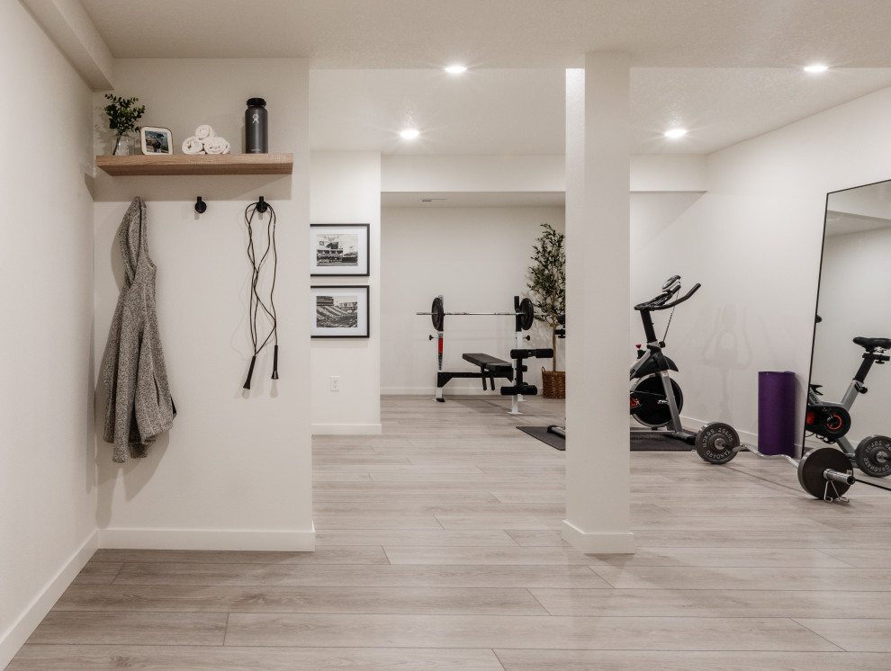 Multifunktionaler, Mittelgroßer Moderner Fitnessraum mit weißer Wandfarbe, Vinylboden, grauem Boden und gewölbter Decke in Cedar Rapids