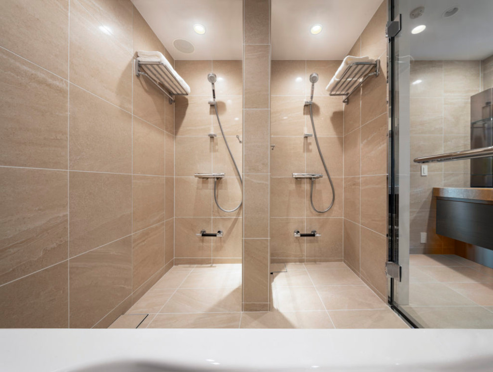 Foto på ett funkis badrum, med beige kakel, porslinskakel, beige väggar, klinkergolv i porslin och beiget golv