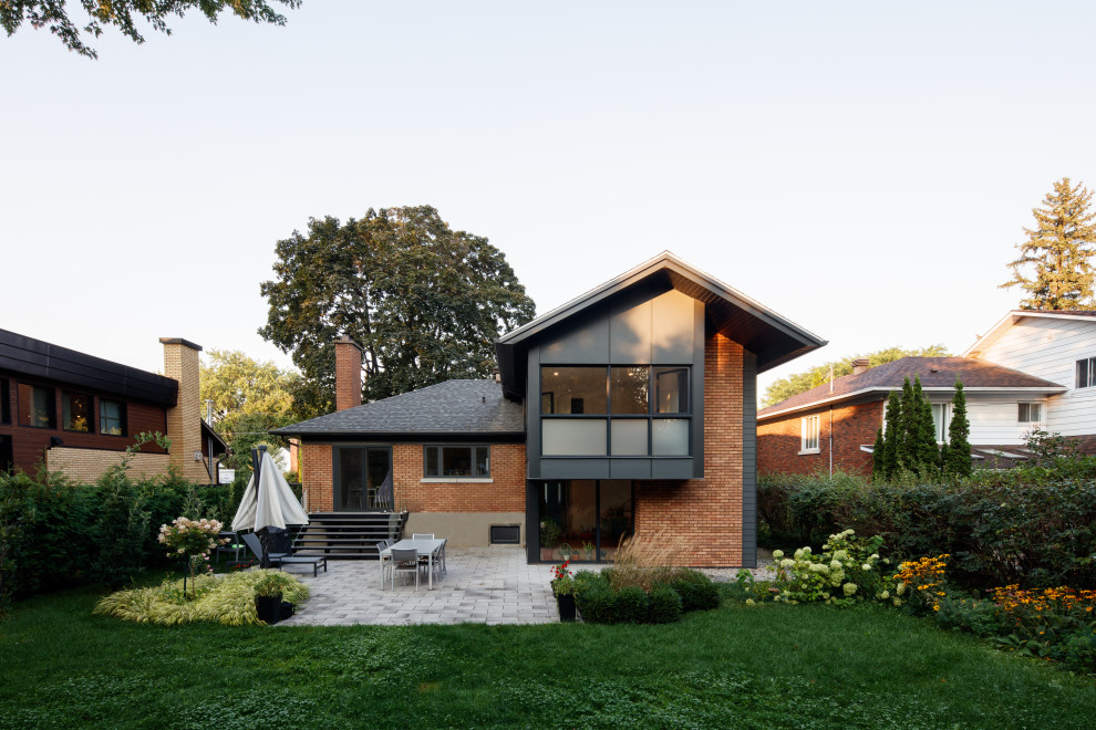 Ispirazione per la villa piccola arancione moderna a due piani con rivestimento in mattoni, tetto a capanna, copertura a scandole, tetto nero e con scandole