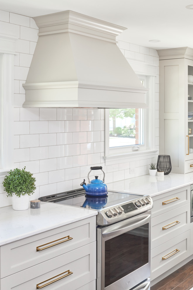 Transitional kitchen photo in Toronto