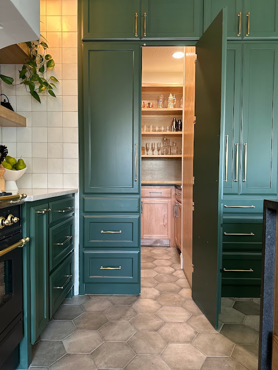 Large classic l-shaped kitchen pantry in Dallas with a single-bowl sink, shaker cabinets, green cabinets, quartz worktops, white splashback, ceramic splashback, integrated appliances, porcelain flooring, an island, grey floors and black worktops.
