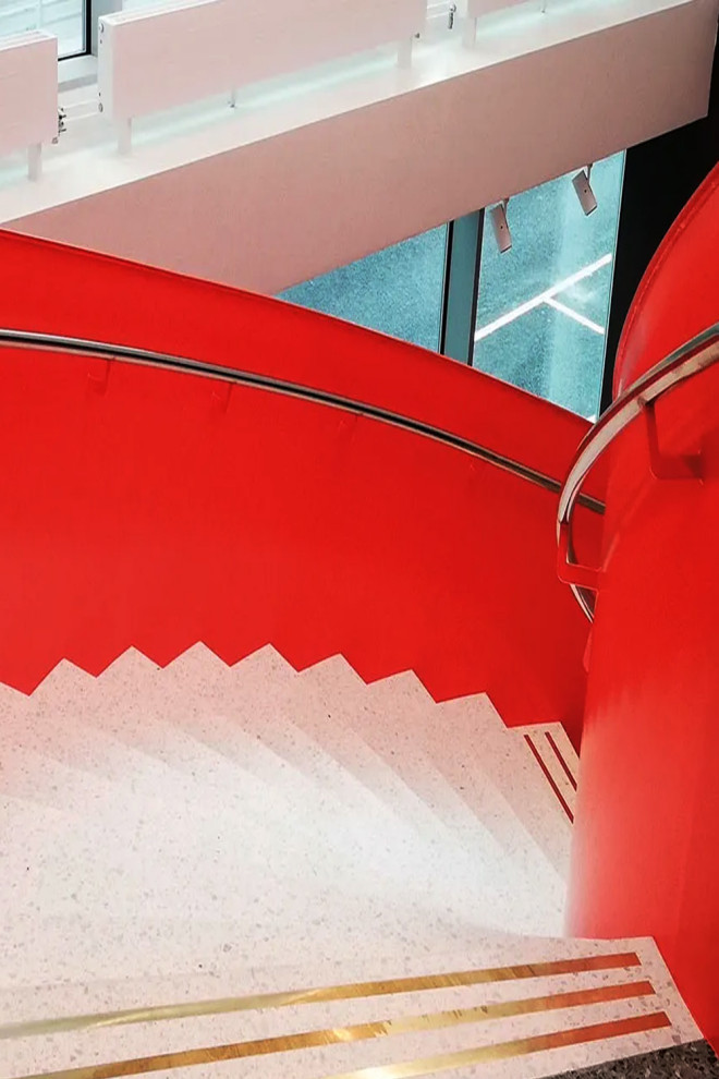 Идея дизайна: огромный коридор с красными стенами, полом из терраццо и белым полом