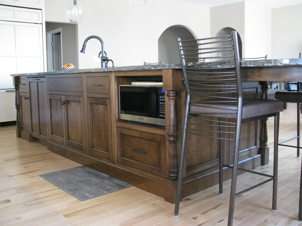 Kitchen - transitional kitchen idea