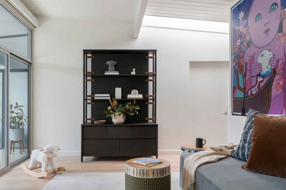 Idée de décoration pour une salle de séjour design avec un mur blanc, parquet clair, un téléviseur fixé au mur et poutres apparentes.