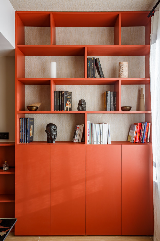 Cette image montre un bureau nordique de taille moyenne avec un mur orange et un bureau indépendant.