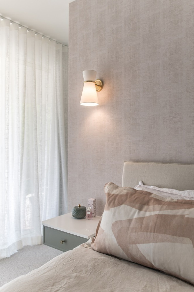 Стильный дизайн: большая хозяйская спальня в современном стиле с ковровым покрытием и обоями на стенах - последний тренд