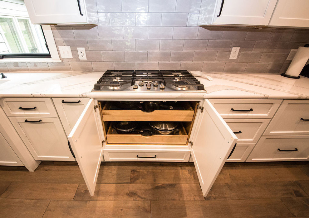 Kitchen - transitional kitchen idea in Omaha